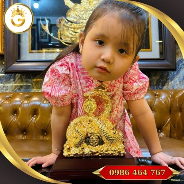 Tượng Rắn Cuốn Thỏi Vàng Bằng Đồng Mạ Vàng 24K