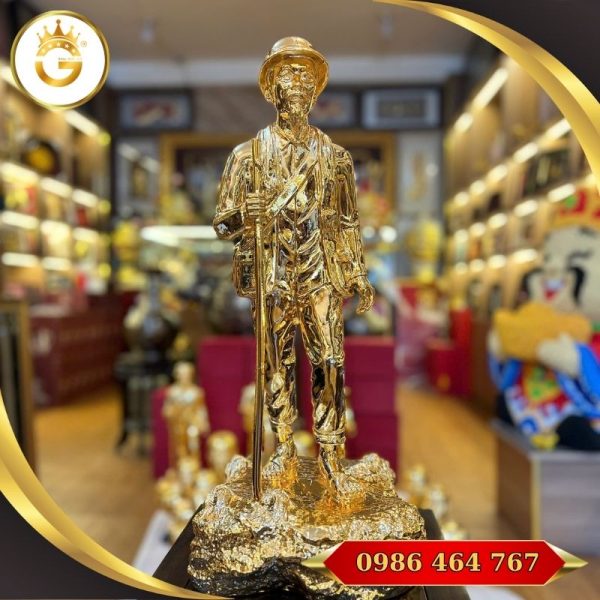 Tượng Bác Hồ Hành Quân Bằng Đồng Mạ Vàng 24K