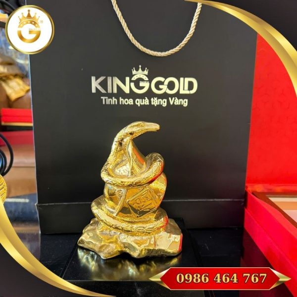 Tượng Rắn Ôm Thỏi Vàng Bằng Đồng Mạ Vàng 24K