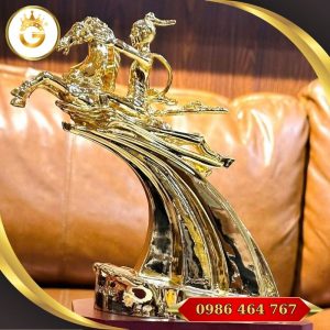 Tượng thánh gióng để bàn làm việc
