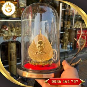 Lá Bồ đề khắc chân dung bác hồ